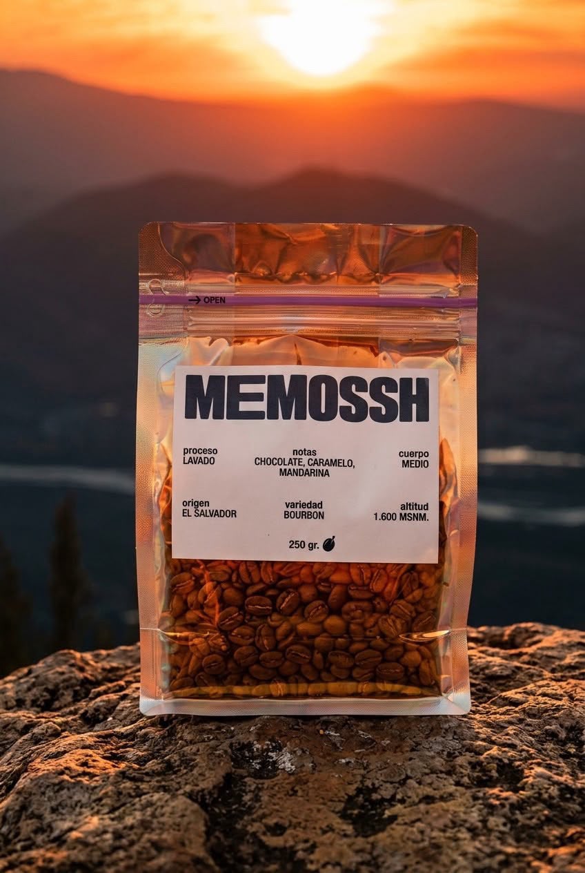Bolsa MEMOSSH de El Salvador sobre una roca, con el atardecer en la montaña