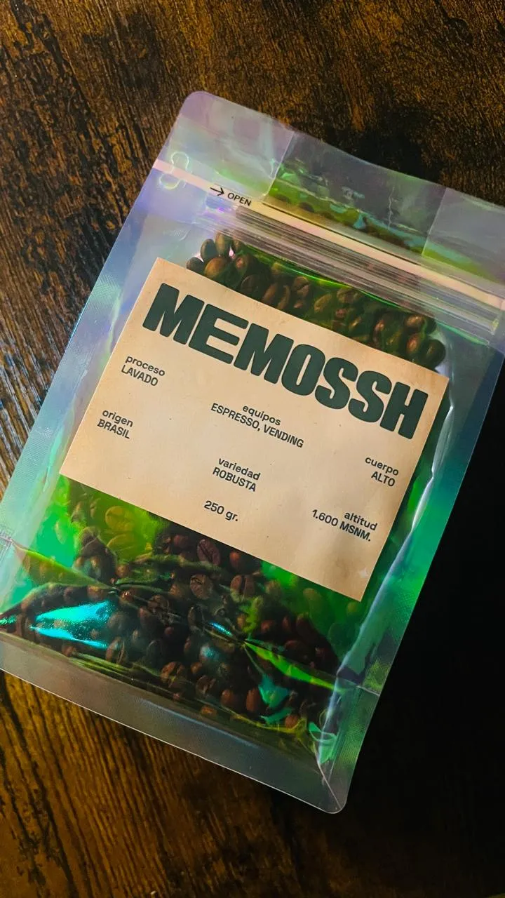 Bolsa MEMOSSH de Brasil, variedad Robusta, sobre una mesa de madera